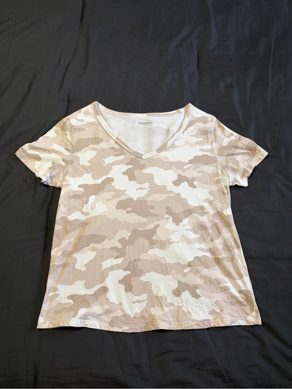 Old Navy tan and cream camouflage v-neck t-shirt. Size M.